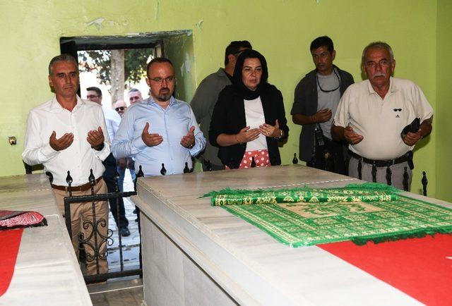 Bülent Turan’dan Gazi Süleyman Paşa ve Namık Kemal mezarlarına bayram ziyareti