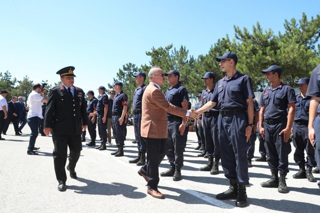 Vali &Ccedil;akacak g&ouml;revi başındaki g&uuml;venlik g&uuml;&ccedil;lerinin bayramını kutladı