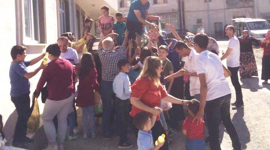 &Ccedil;ocukların bayram şekeri kapma yarışı