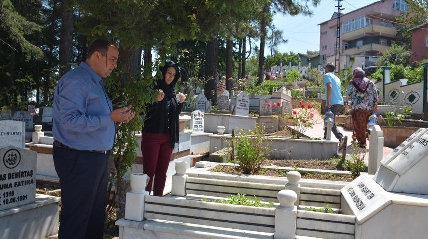 G&uuml;l&uuml;&ccedil; halkı mezarlıkları ziyaret etti