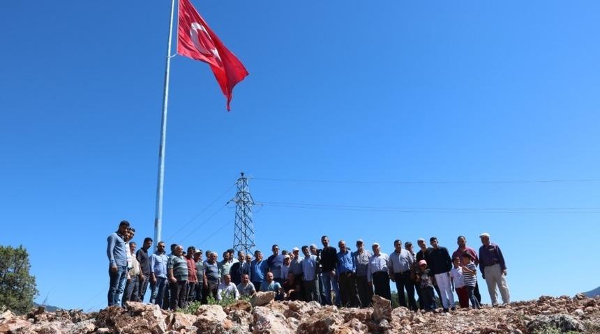 Beyşehir Adak&ouml;y&rsquo;e şehitler anısına T&uuml;rk bayrağı dikildi