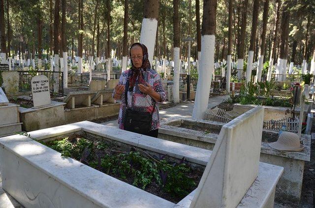 Kuşadası&rsquo;nda mezarlıklar ziyaret&ccedil;i akınına uğradı 1