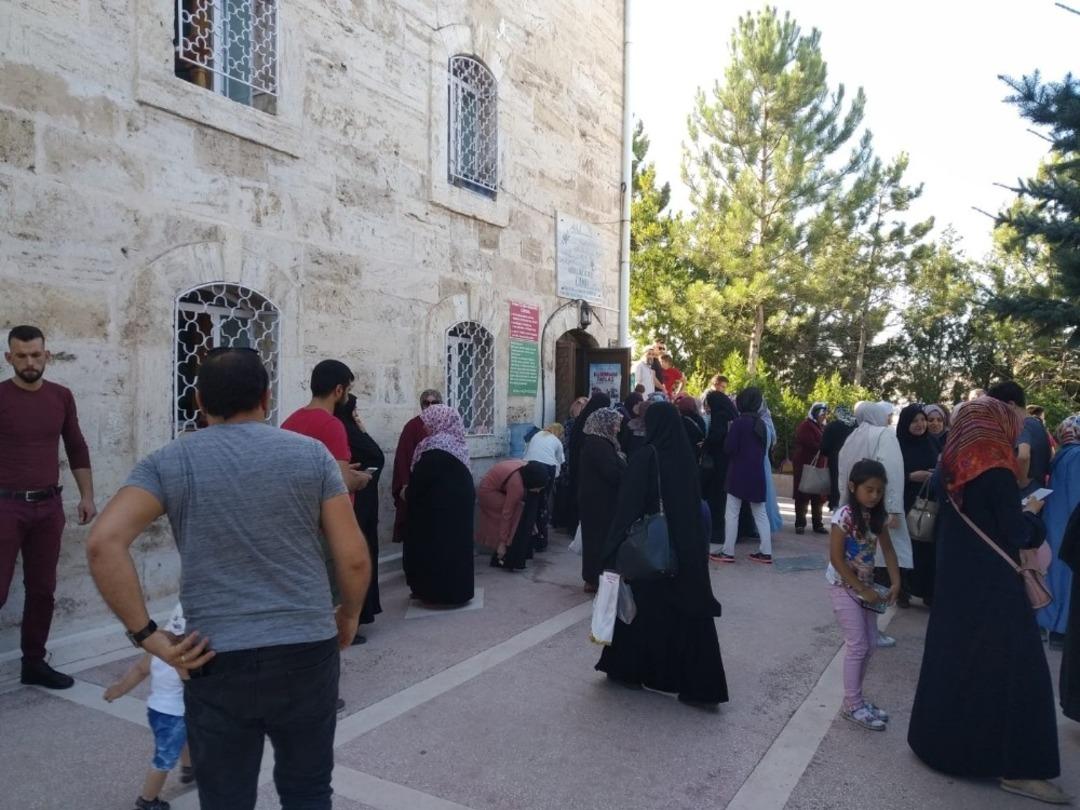 Yukarı Tekke Mezarlığı ziyaret&ccedil;i akınına uğradı