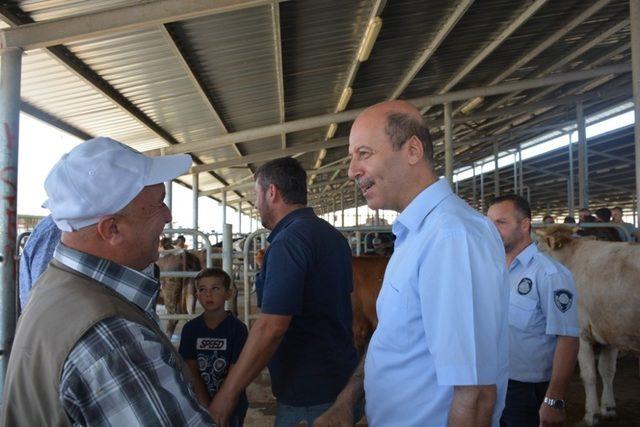 Başkan Bozkurt kurban pazarını ziyaret etti