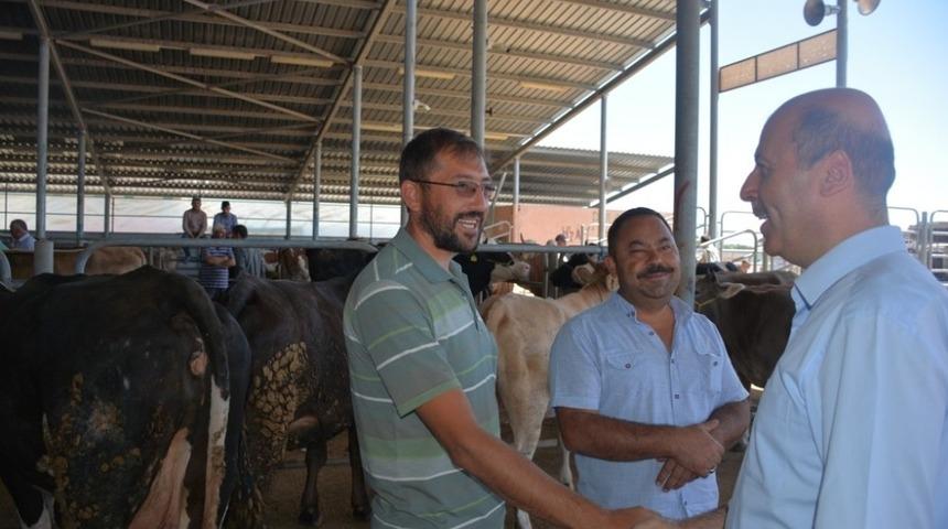 Başkan Bozkurt kurban pazarını ziyaret etti