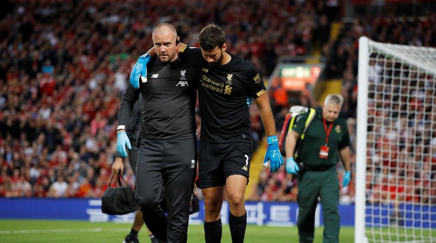 Alisson Becker 8 hafta sahalardan uzak kalacak