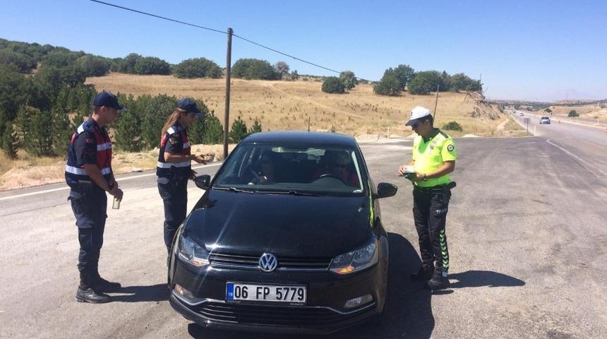 Emniyet Genel Müdürü Aktaş, sürücülere şeker ikram etti