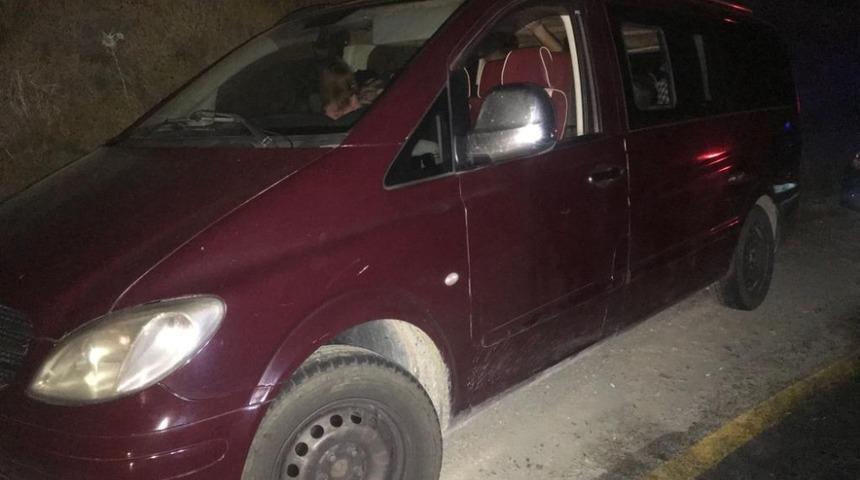 Lüks araç ile göçmen kaçakçılığı jandarmaya takıldı