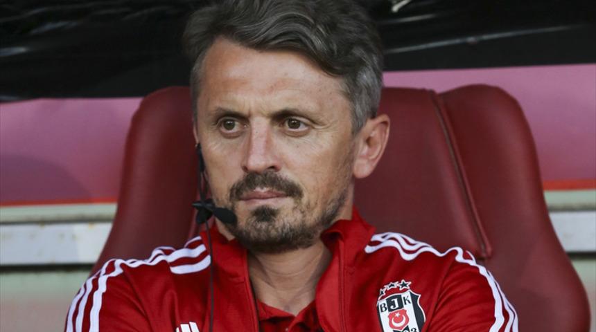 Beşiktaş taraftarı Orhan Ak'ı protesto etmeye devam etti