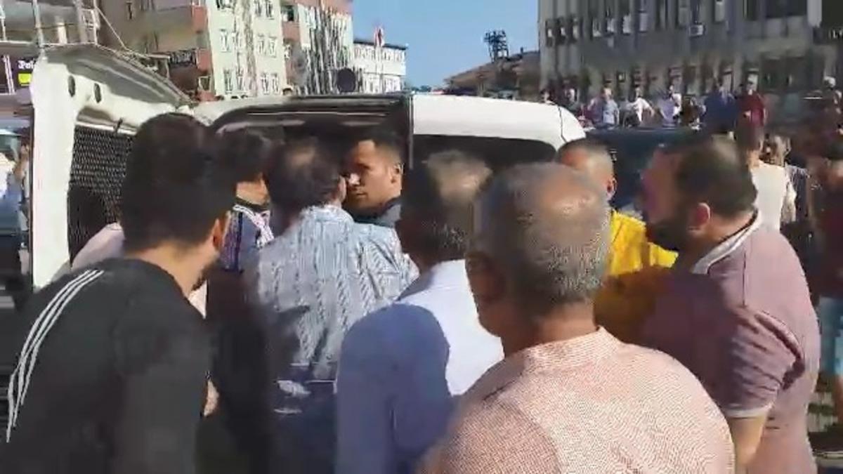 Kocaeli&rsquo;de iki grup arasında taşlı sopalı kavga: 3 yaralı