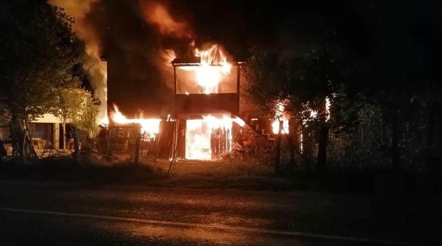 Sinop'ta iki katlı ev alev alev yandı