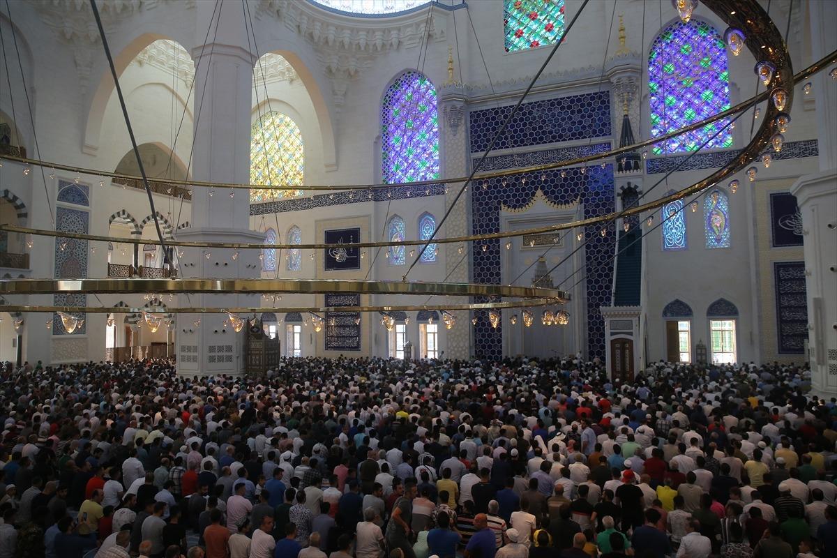 B&uuml;y&uuml;k &Ccedil;amlıca Camisinde ilk Kurban Bayramı namazı! İstanbullular akın etti