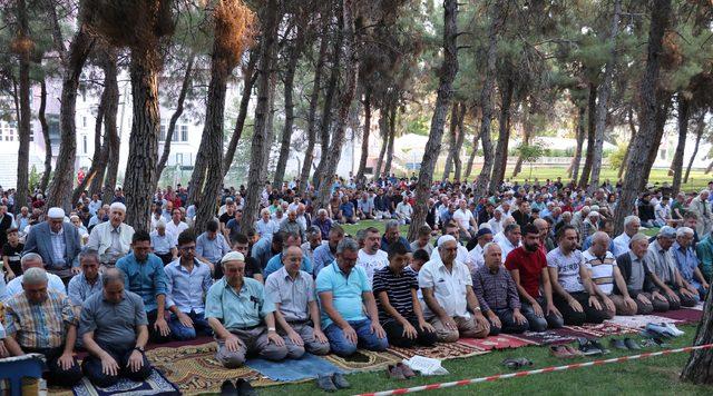 Depremzedeler bayram namazını mesire alanında kıldı