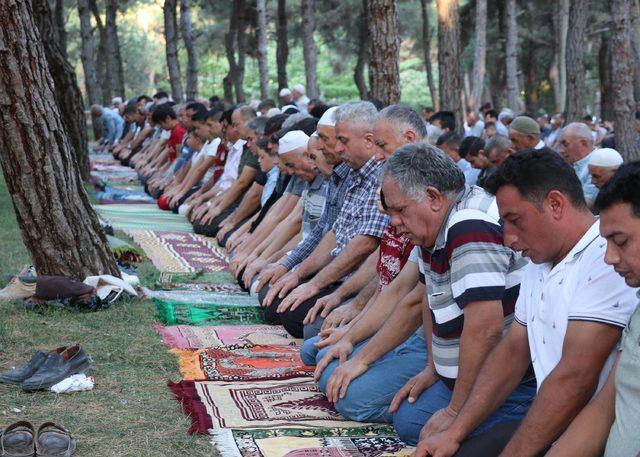 Depremzedeler bayram namazını mesire alanında kıldı