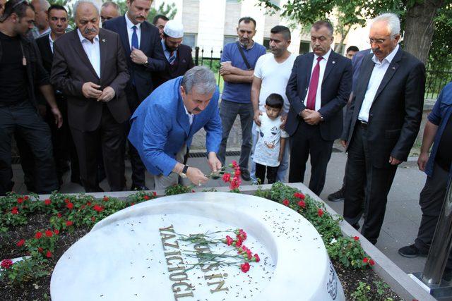 Destici, Muhsin Yazıcıoğlu'nun mezarını ziyaret etti