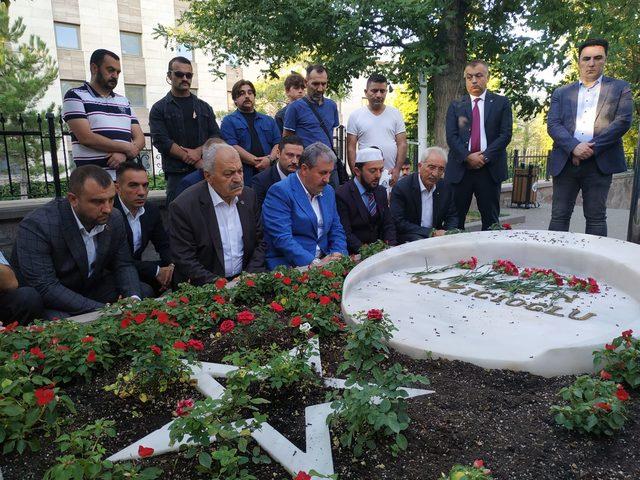 Destici, Muhsin Yazıcıoğlu'nun mezarını ziyaret etti