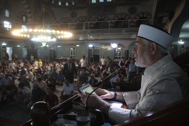 Elazığ’da bayram namazında camiler doldu