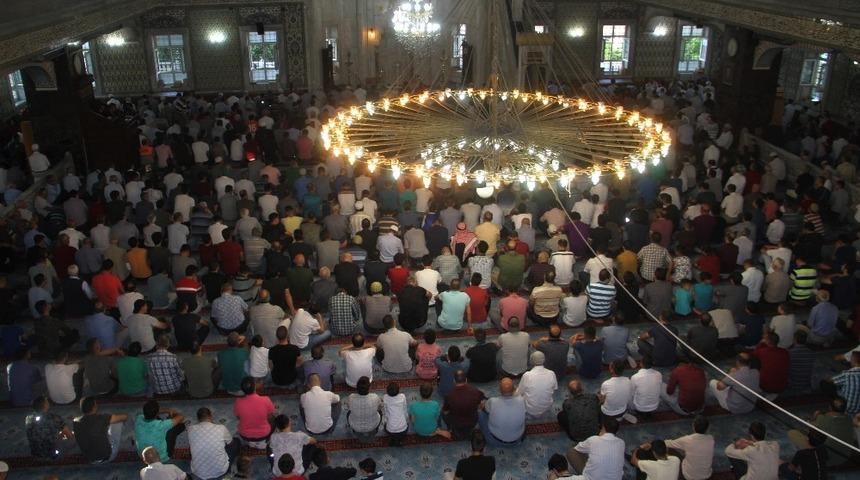 Elazığ&rsquo;da bayram namazında camiler doldu