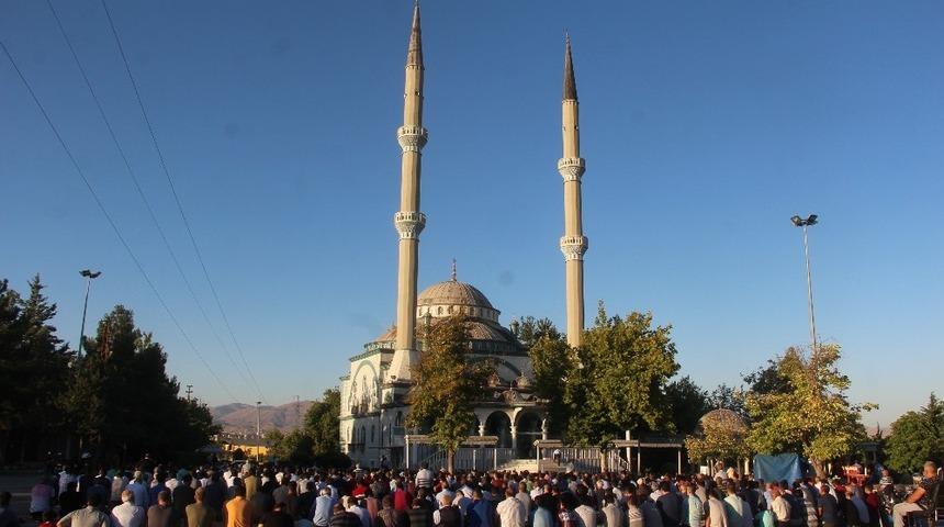 Malatya&lsquo;da bayram namazında camiler doldu taştı
