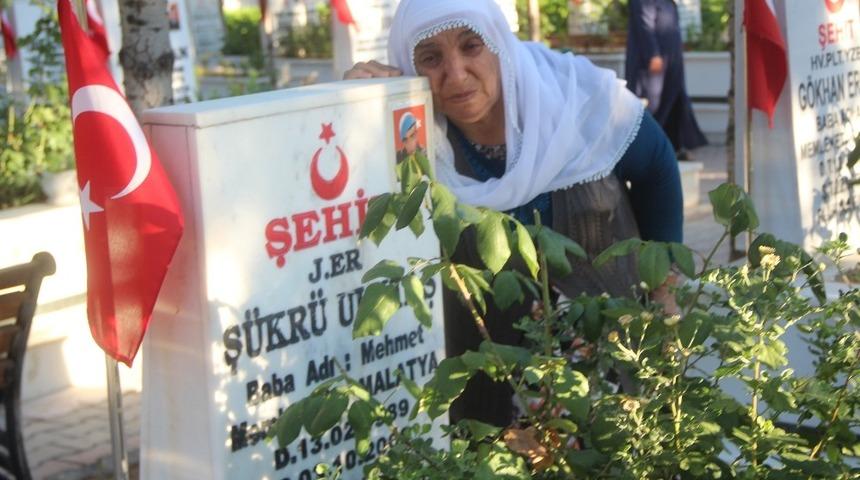 Malatya&rsquo;da şehitlikte h&uuml;z&uuml;nl&uuml; bayram