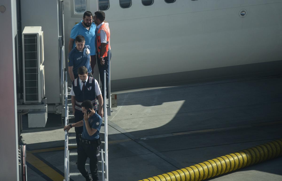 Son dakika! Nijerya'da ka&ccedil;ırılan T&uuml;rk denizcileri taşıyan u&ccedil;ak İstanbul'a indi