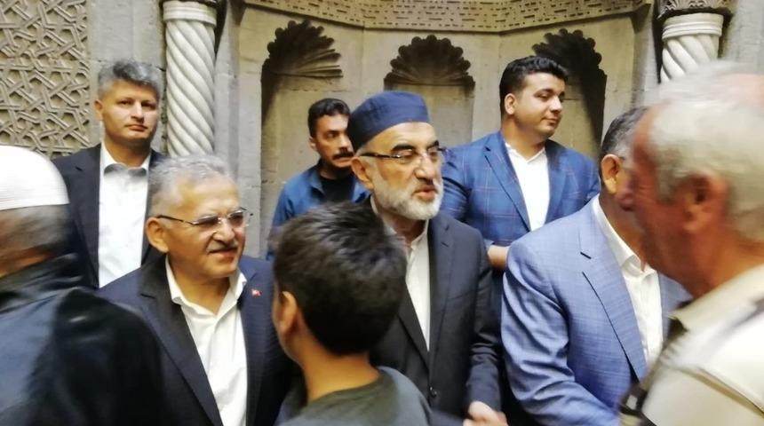 Kayseri Protokol&uuml;, bayram namazında vatandaşlarla bir araya geldi