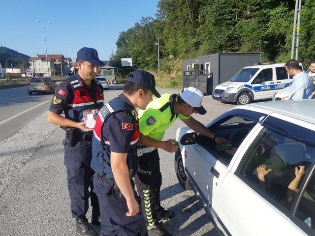 Jandarma ve polis ekiplerinden şeker gibi çevirme