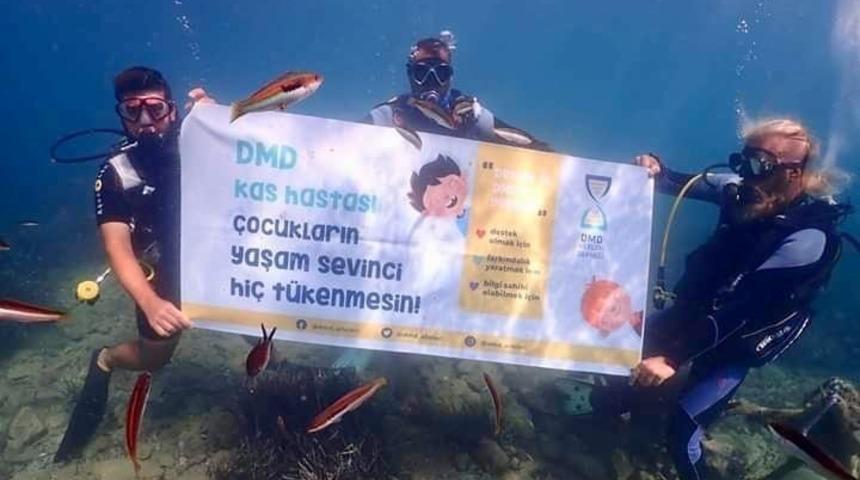 DMD hastalığına dikkat çekmek için deniz dibinde pankart açtılar