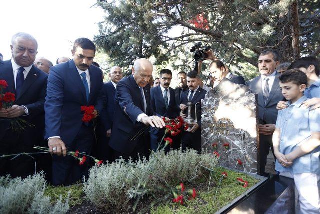 Bahçeli, Türkeş’in anıt mezarını ziyaret etti