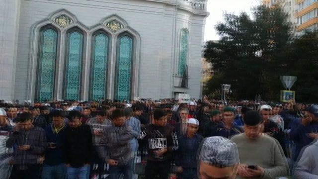 Moskova’da Müslümanlar bayram namazı için Merkez Cami’ne akın etti