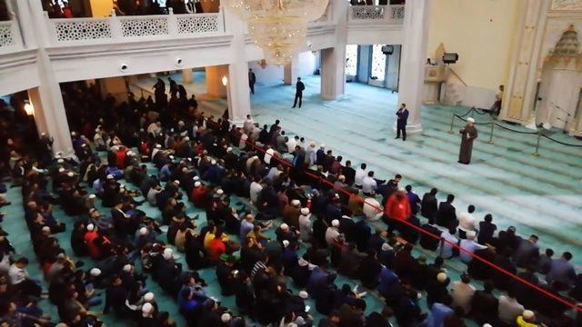 Moskova’da Müslümanlar bayram namazı için Merkez Cami’ne akın etti