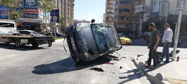 Kurban kesmeye giderken, aracıyla takla attı