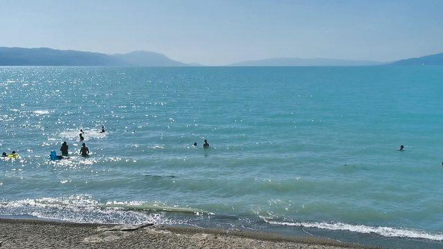 İznik Gölü turkuaza büründü, ziyaretçiler hayran kaldı