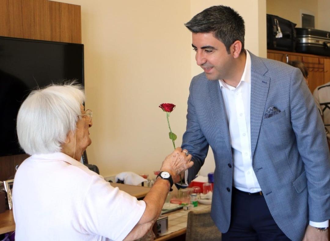 Başkan G&ouml;khan Y&uuml;ksel ve kreş &ouml;ğrencileri huzurevi sakinleri ile bayramlaştı