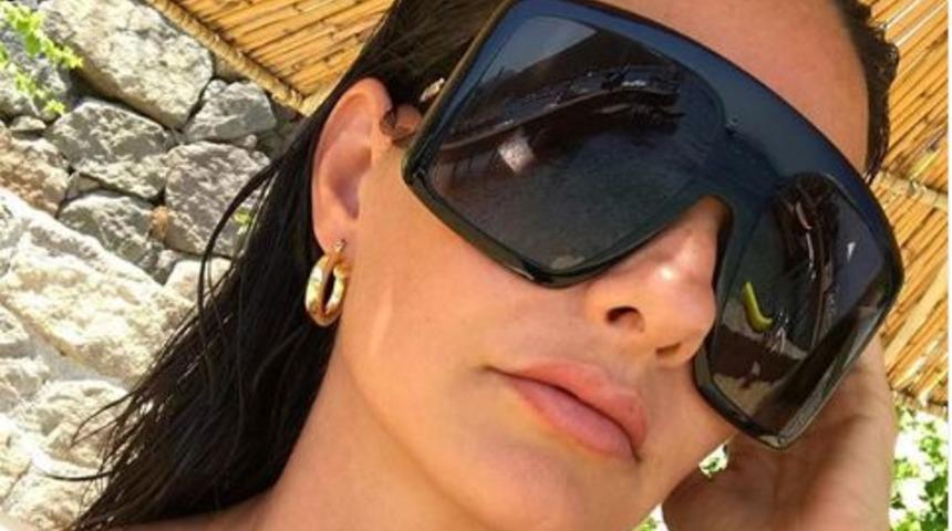 Yasemin Özilhan pahalı gözlükleriyle sosyal medyanın diline düştü