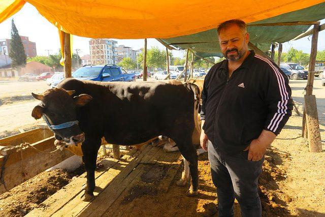 Kurban pazarında bayram namazı sonrası hareketlilik