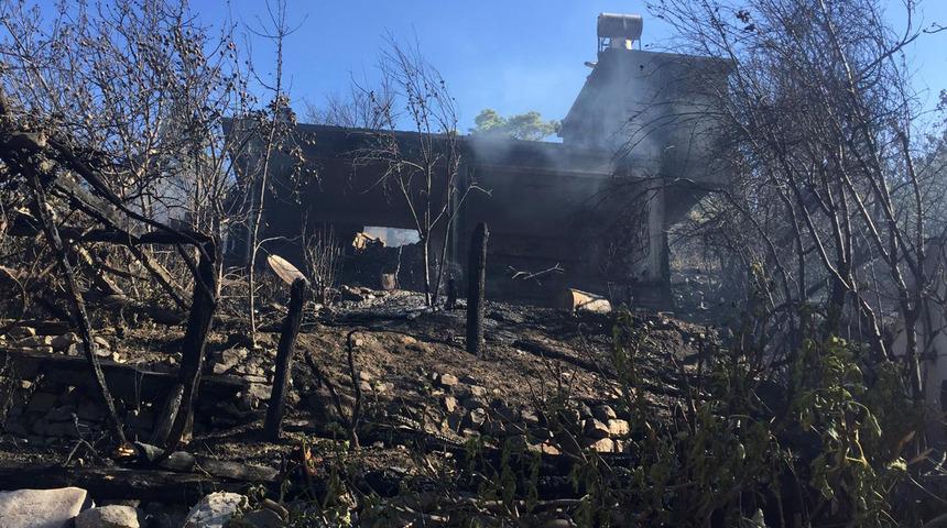 Manavgat'ta yangın! 4 ev, 4 samanlık ve ahır yandı  