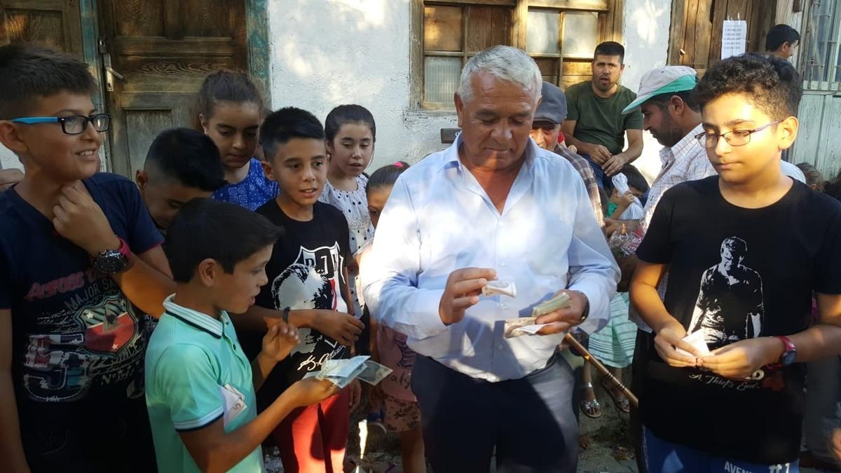 Antalyalı iş adamı mezarlık ziyareti yapanları paraya boğdu