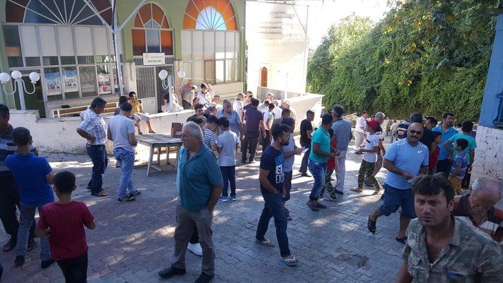 Antalyalı iş adamı mezarlık ziyareti yapanları paraya boğdu G2