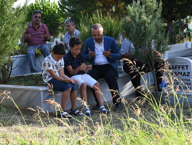 Bülent Turan, bayram namazını kendi köyünde kıldı