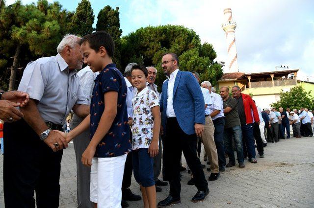 Bülent Turan, bayram namazını kendi köyünde kıldı