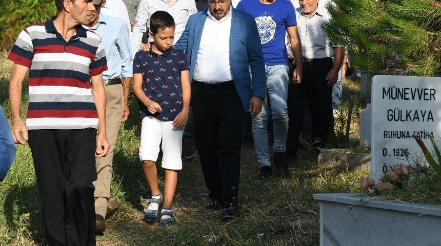 B&uuml;lent Turan, bayram namazını kendi k&ouml;y&uuml;nde kıldı