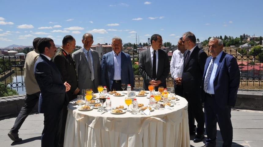 Kars’ta protokol bayramlaştı