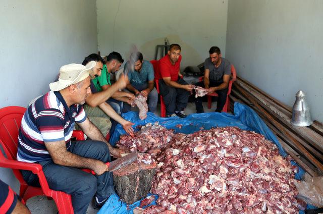 Mahallede kesilen kurban etlerini toplayıp, eşit şekilde dağıtıyorlar