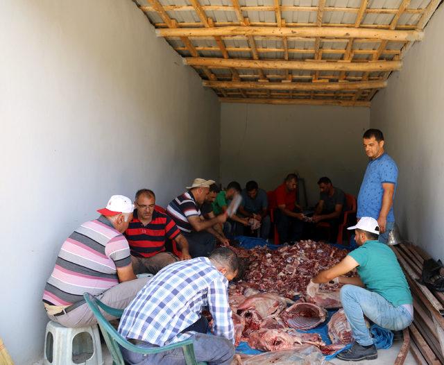 Mahallede kesilen kurban etlerini toplayıp, eşit şekilde dağıtıyorlar