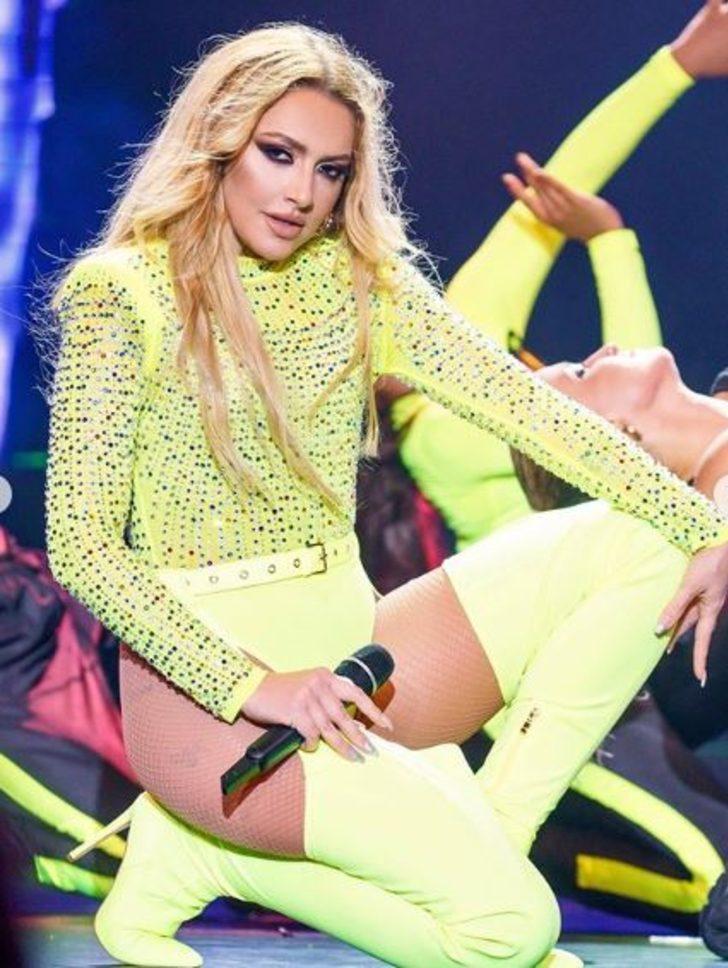 Hadise'nin Harbiye konserinde giydiği kostümler olay oldu! G4