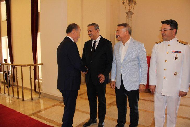 Vali Su, Mersinlilerle bayramlaştı G2