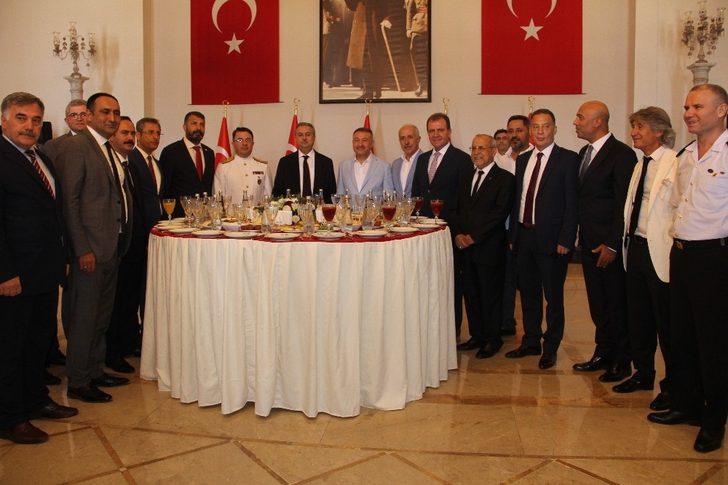 Vali Su, Mersinlilerle bayramlaştı G4