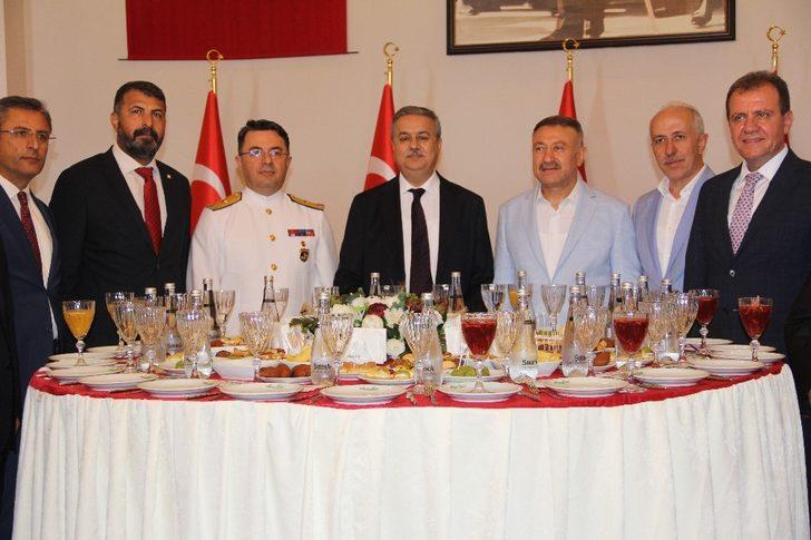 Vali Su, Mersinlilerle bayramlaştı G5