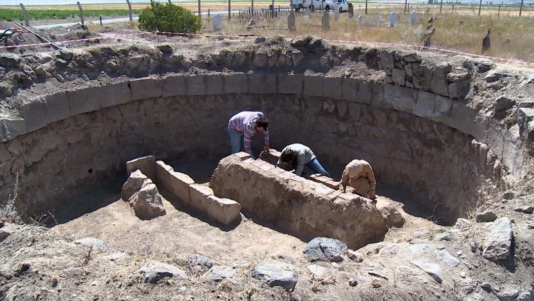 G&Uuml;NCELLEME - K&uuml;mbet kazısında "Sultan Alaaddin" yazılı sanduka bulundu